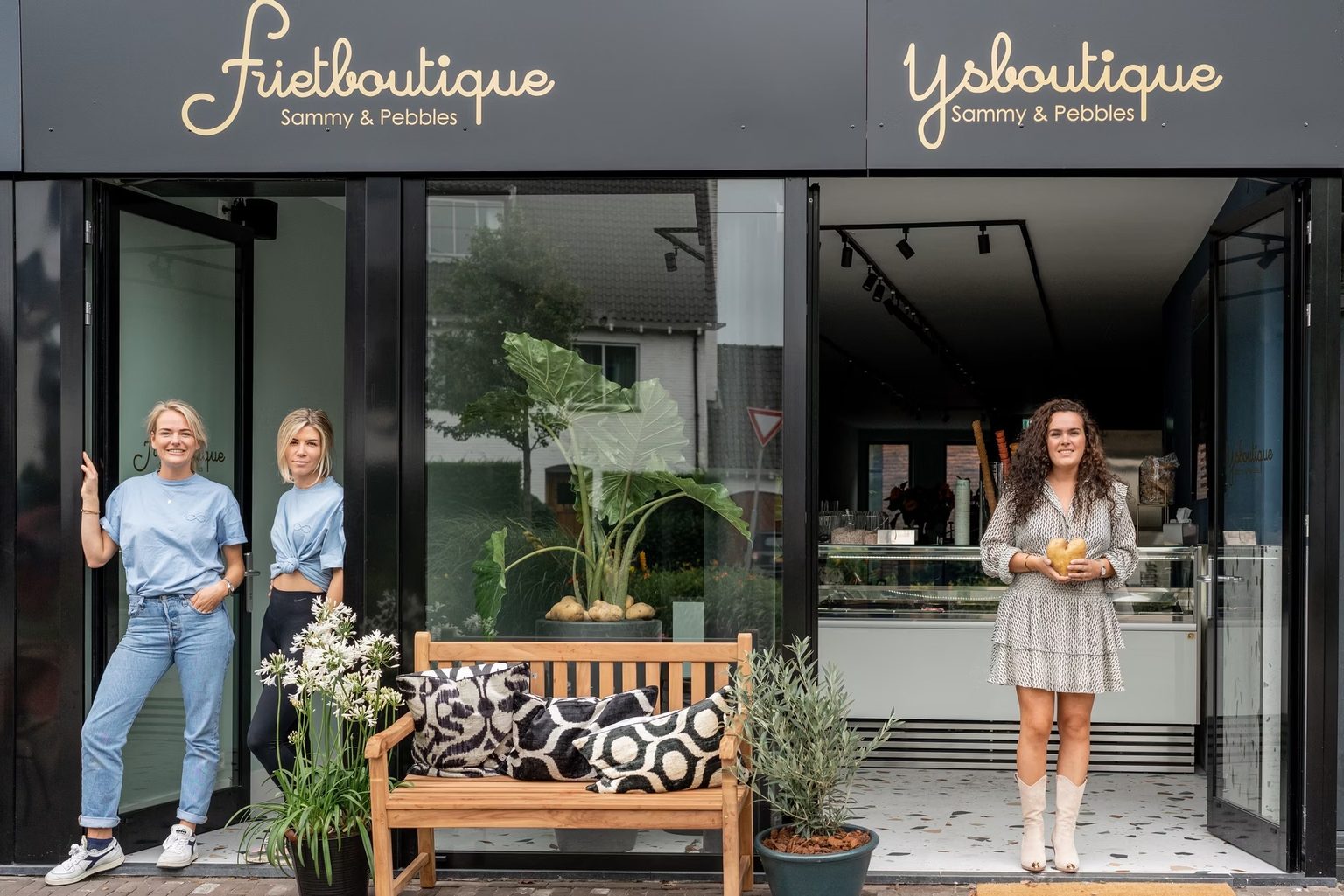Vera, Sammy en Pebbles in de deuropeningen van Frietboutique en IJsboutique in Hillegersberg